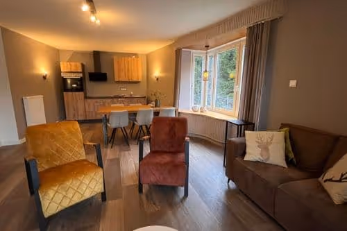 Geräumige Ferienwohnung im Iris Valley Lodge in Herzberg am Harz mit Wohnbereich offener Küche und Essecke, ideal für Familien und längere Aufenthalte im Harz